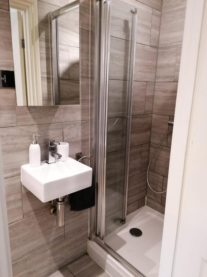 6 Bed House 3 Bathrooms Good Transport Links To London, Free Parking Esterno foto