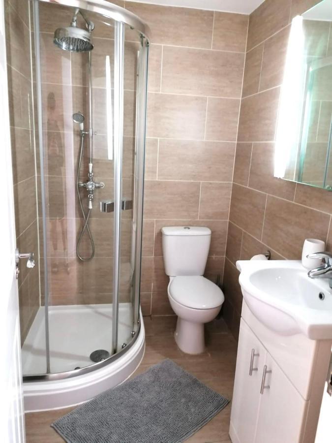 6 Bed House 3 Bathrooms Good Transport Links To London, Free Parking Esterno foto