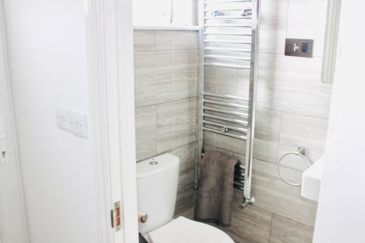 6 Bed House 3 Bathrooms Good Transport Links To London, Free Parking Esterno foto