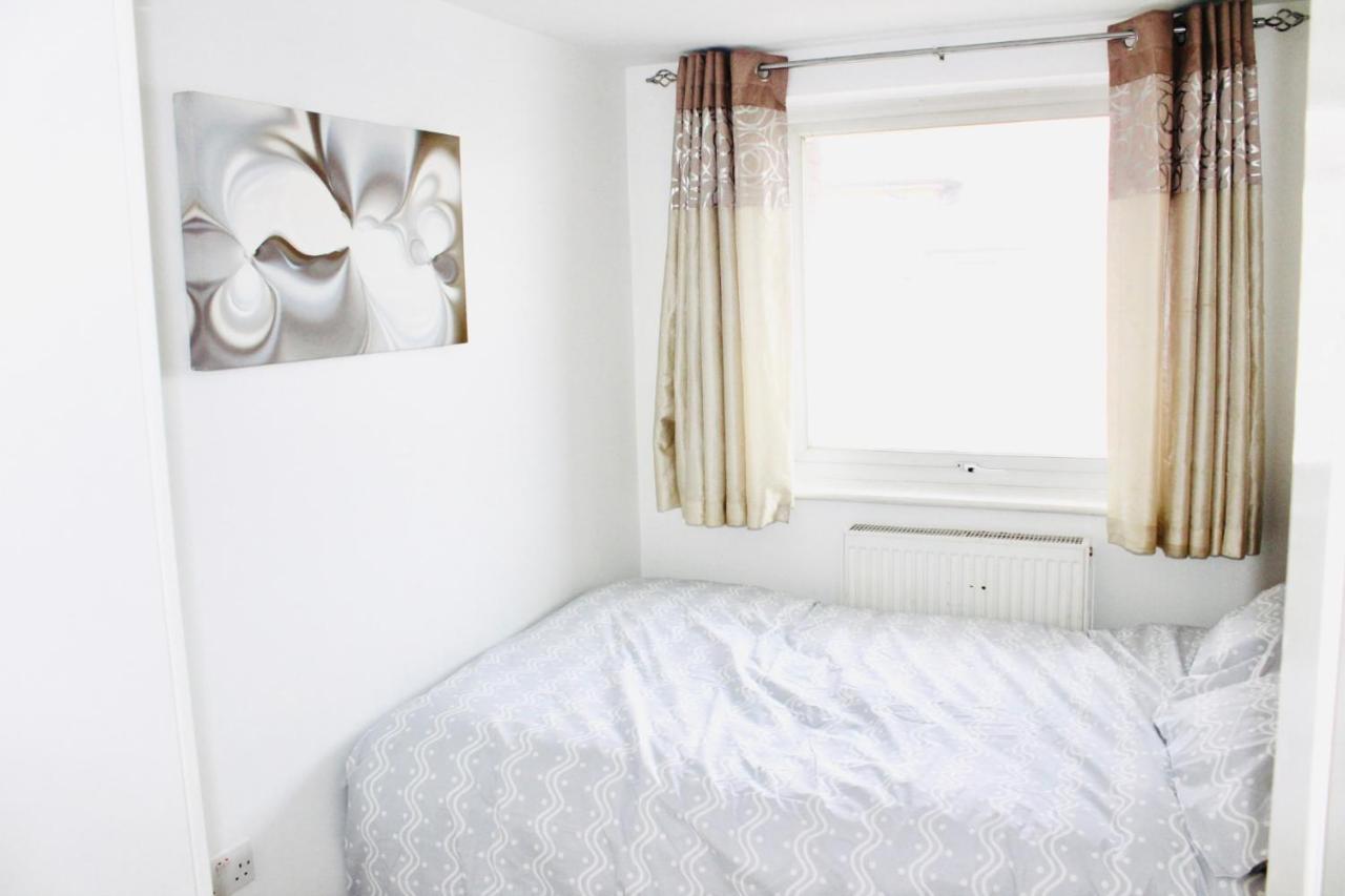 6 Bed House 3 Bathrooms Good Transport Links To London, Free Parking Esterno foto