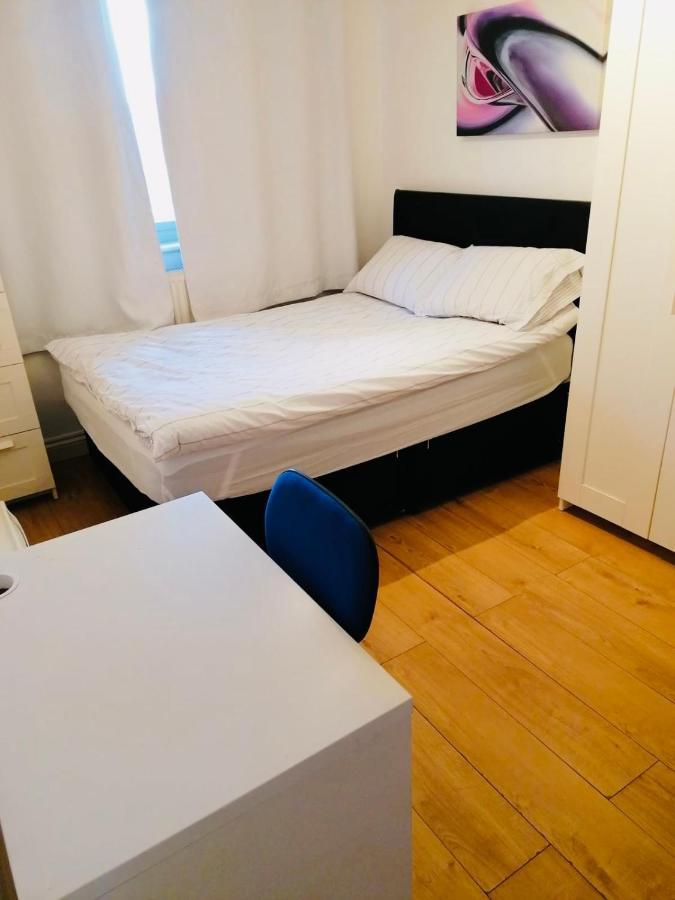 6 Bed House 3 Bathrooms Good Transport Links To London, Free Parking Esterno foto