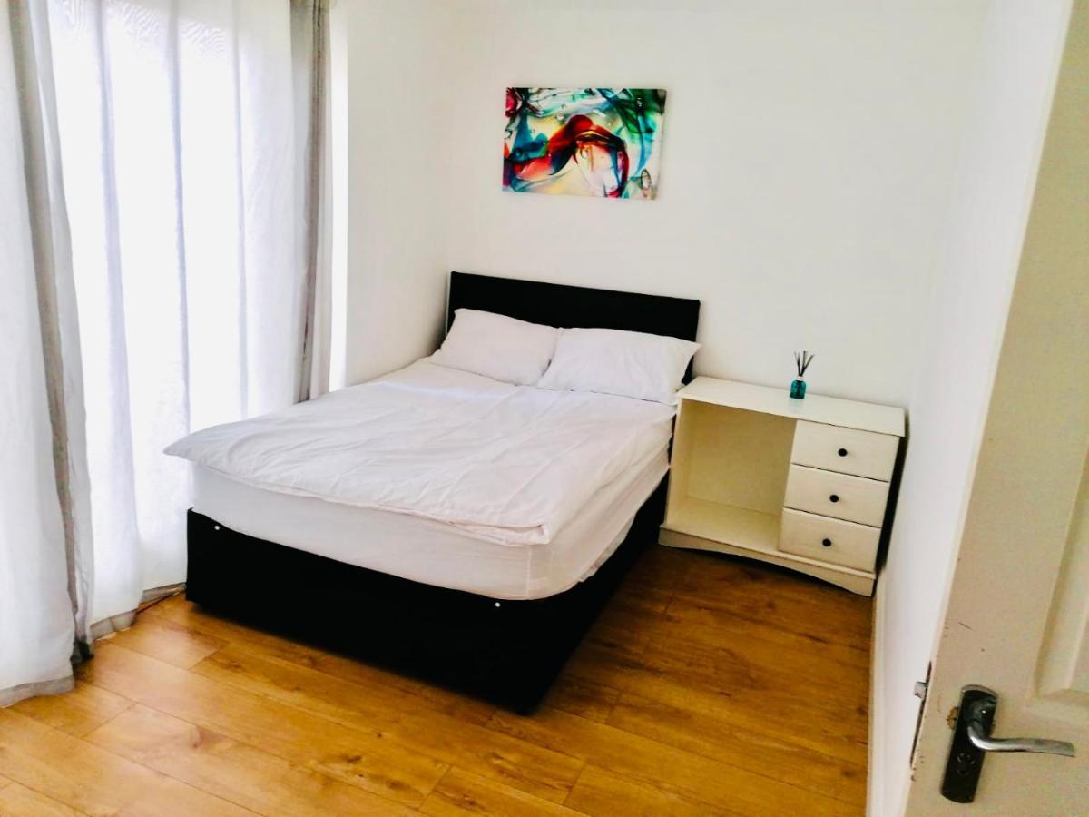 6 Bed House 3 Bathrooms Good Transport Links To London, Free Parking Esterno foto