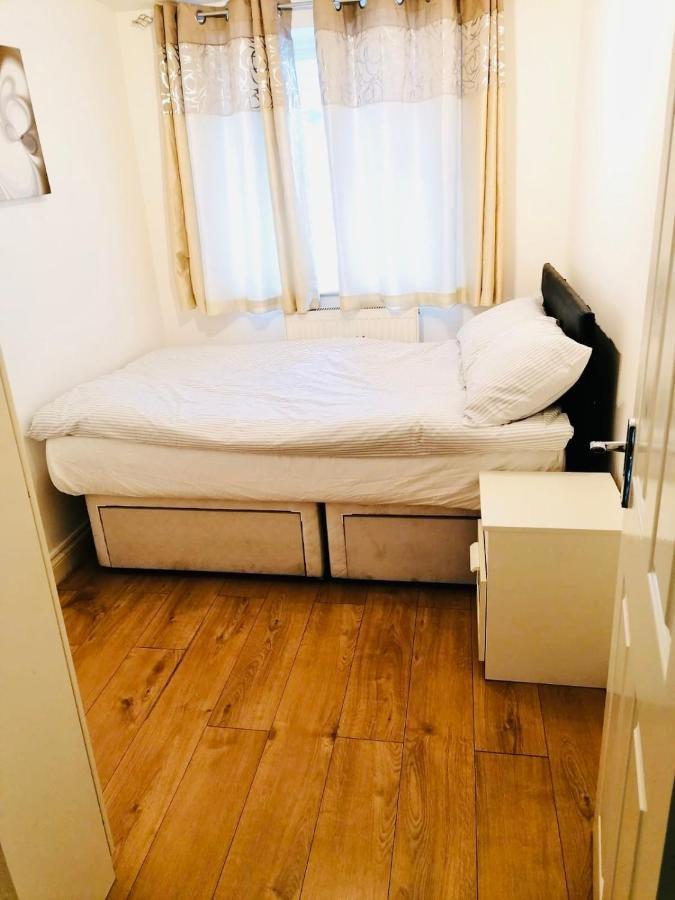 6 Bed House 3 Bathrooms Good Transport Links To London, Free Parking Esterno foto