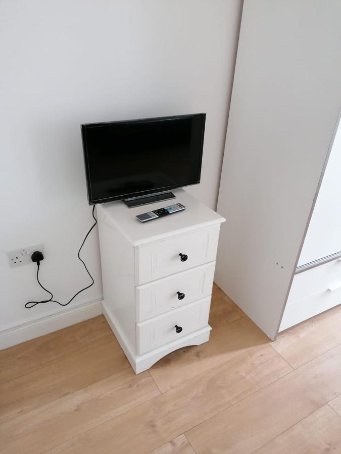 6 Bed House 3 Bathrooms Good Transport Links To London, Free Parking Esterno foto