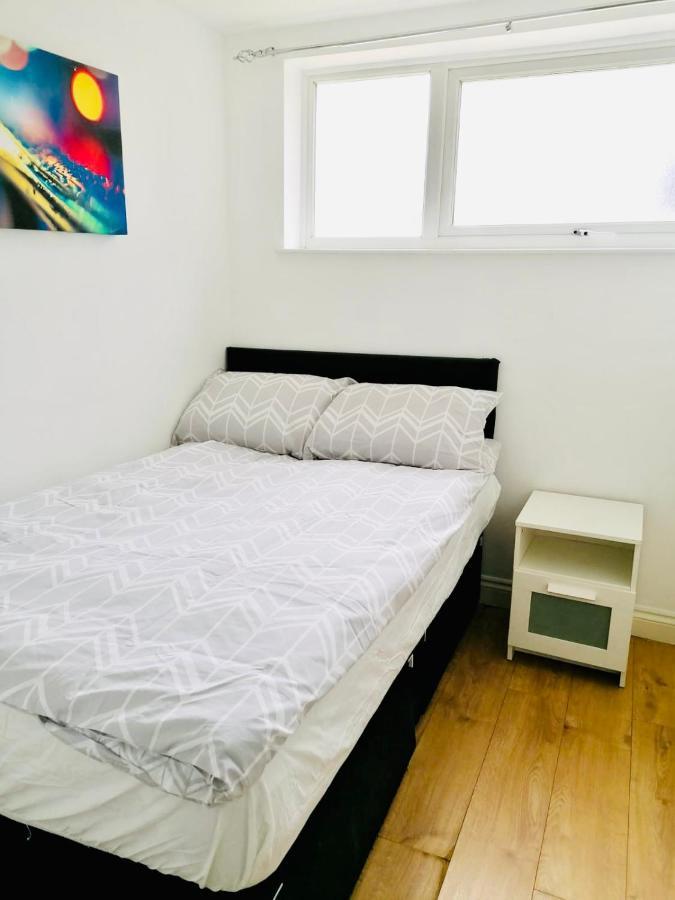 6 Bed House 3 Bathrooms Good Transport Links To London, Free Parking Esterno foto