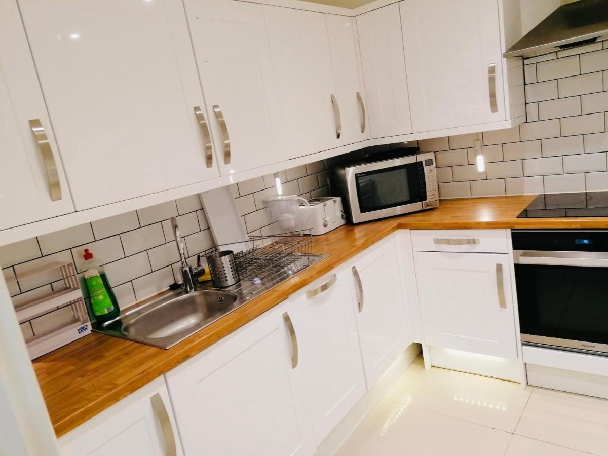 6 Bed House 3 Bathrooms Good Transport Links To London, Free Parking Esterno foto