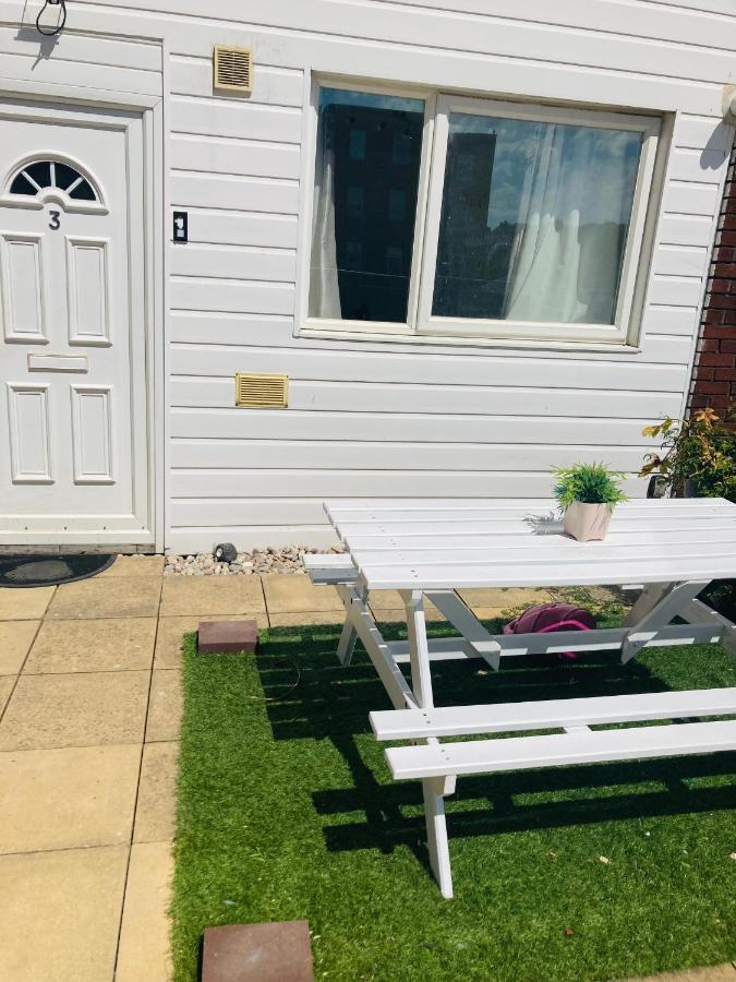 6 Bed House 3 Bathrooms Good Transport Links To London, Free Parking Esterno foto