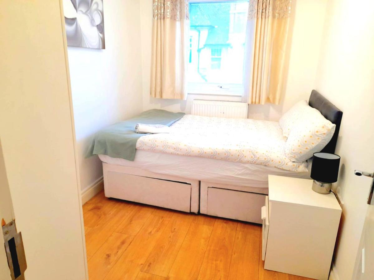 6 Bed House 3 Bathrooms Good Transport Links To London, Free Parking Esterno foto