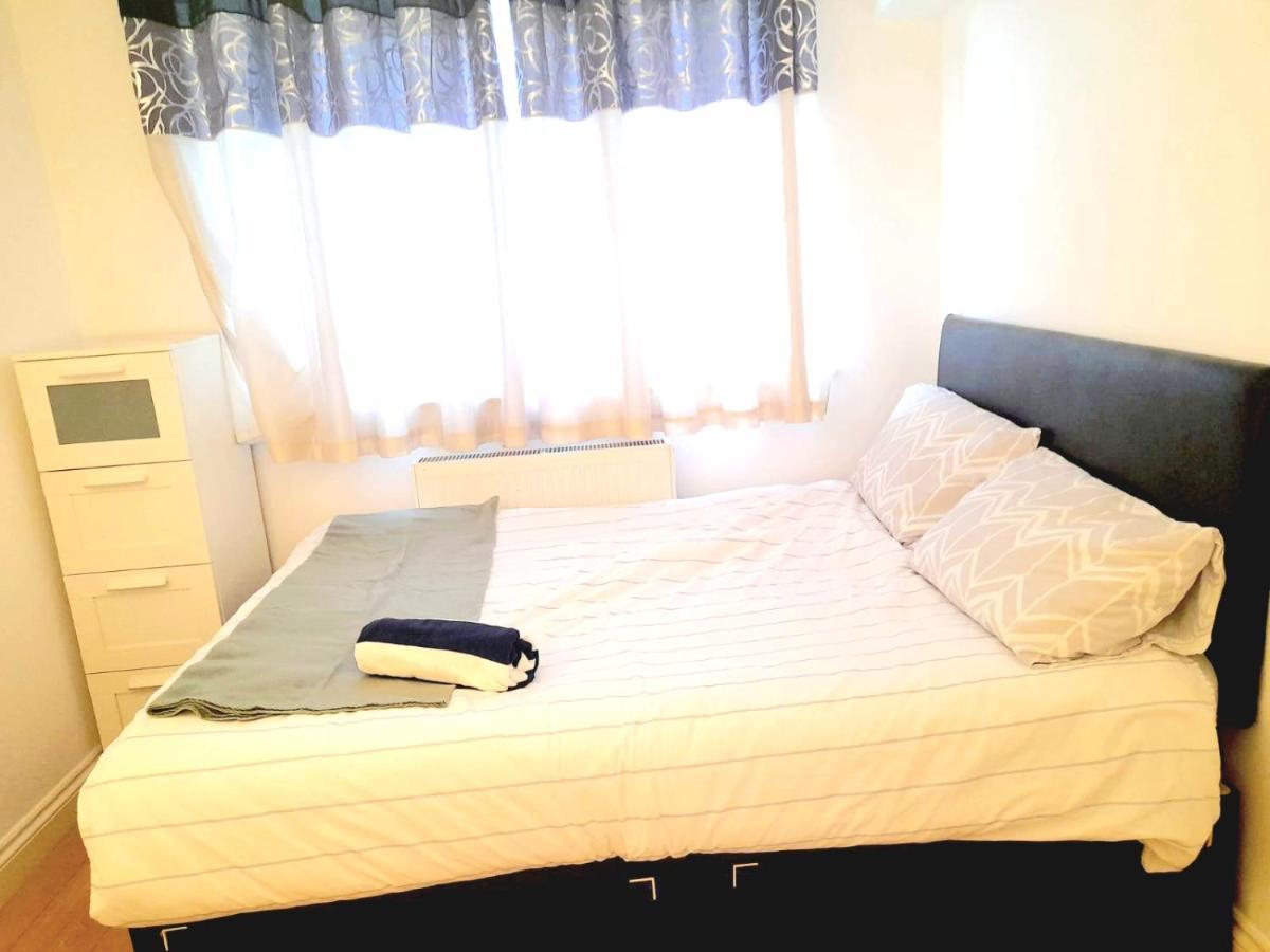6 Bed House 3 Bathrooms Good Transport Links To London, Free Parking Esterno foto