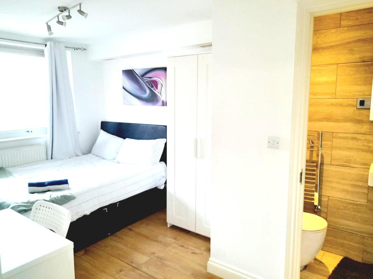 6 Bed House 3 Bathrooms Good Transport Links To London, Free Parking Esterno foto